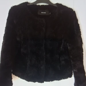 Faux fur jacket - Snygg fusk päls jacka ifrån Vero Moda. ✨ Jackan är i måttligt bra skick även om den är en del använd.🌟