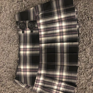 Lågmidjad secondhand kjol💕 - Lågmidjad secondhand kjol💕köparen står för frakt