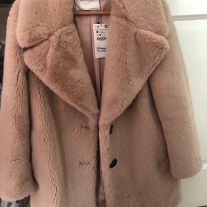 Faux fur coat Zara - Superfin fauxfur i stl M, aldrig använd! Kan fraktas eller mötas upp
