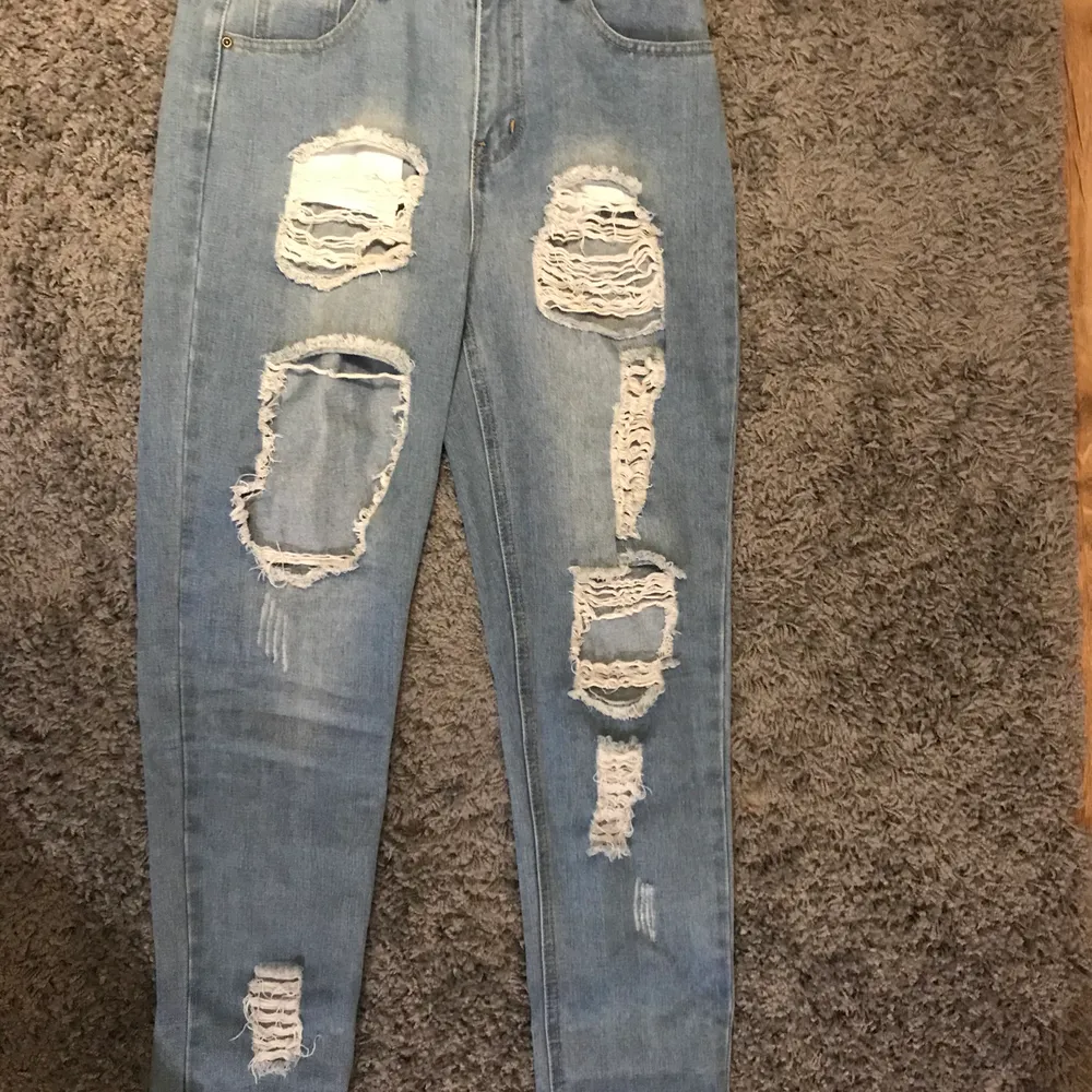 Aldrig använda håliga jeans.                         Nypris: 450kr. Jeans & Byxor.