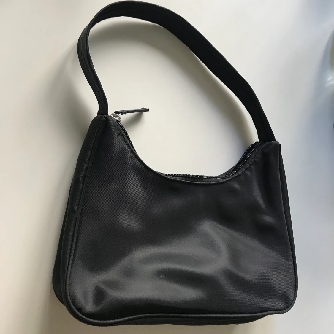 Oanvänd svart axelväska i nylon, Monki 