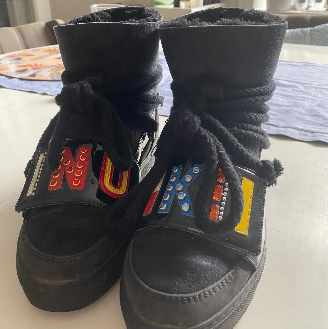 Ett par unika inuikii skor !!
