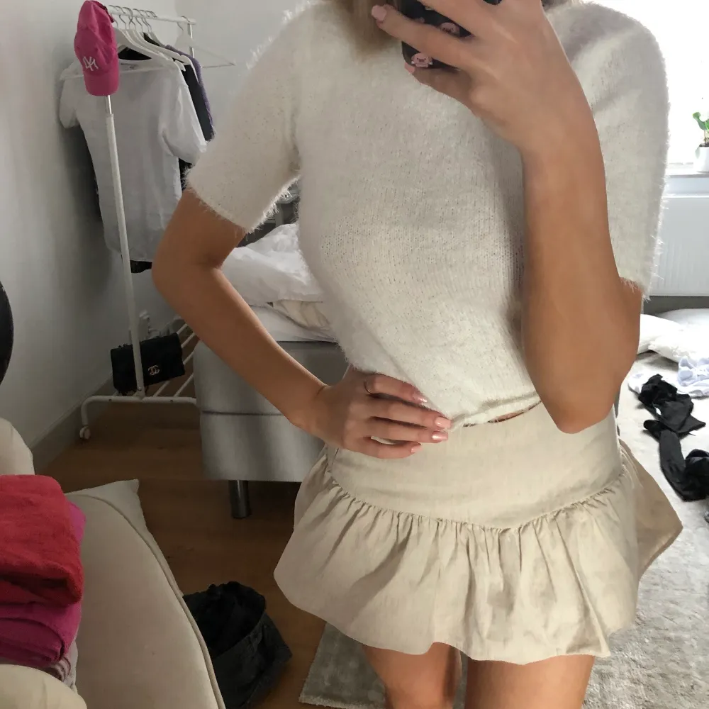 Beige kjol som jag köpte förra sommaren från Zara. Den har inbyggda shorts! Jag är 162 cm och kjolen är i storlek S❤️. Kjolar.