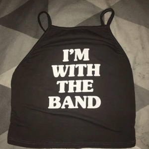 Halterneck linne med tryck - Supersnyggt lite edgy linne köpt i USA 🖤 högt/halterneck fram och djupt i ryggen! Storlek XS endast använd 1 gång! Buda från 50kr i pm / kommentarerna - ledande 60 - frakt tillkommer 💌