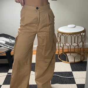 Monki 34 - Baggy byxor från monki i stl 34. Säljs då de inte kommer till användning, kan bjuda på frakten vid smidig affär❤️