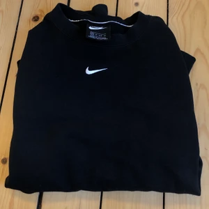 Niketröja - Säljer denna snygga niketröja i storlek XS. Passar även S. Tröjan är inte jätteanvänd, den är i väldigt bra skick. Köparen står för frakten. Skriv för fler bilder💕💕