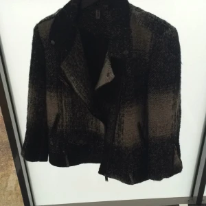  - Snygg bikerjacka från HM märket divided. 
Storlek 38 S-M. 
Varm och skön till höst/ vinter. 
Frakt tillkommer.
Har swish :) 