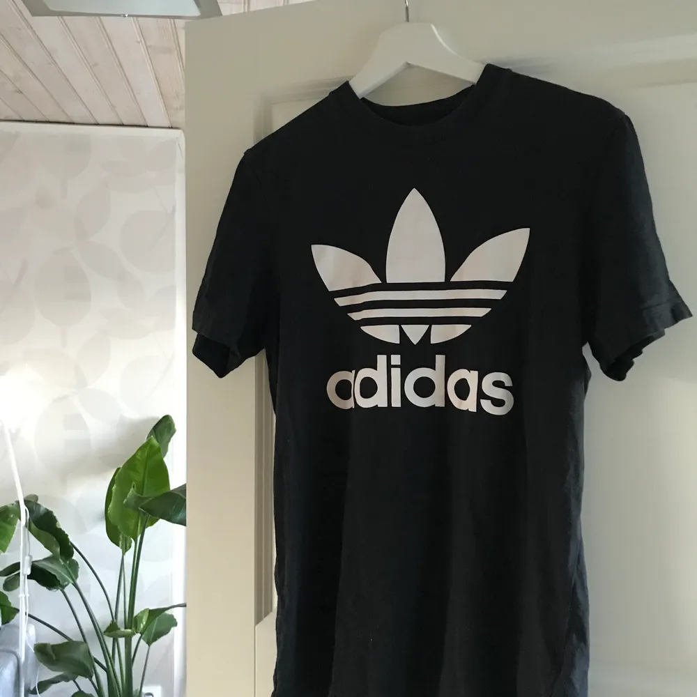 Säljer en svart Adidas t-shirt i storlek S som inte kommer till användning 🌷🌷nypris 300. Frakt tillkommer. T-shirts.
