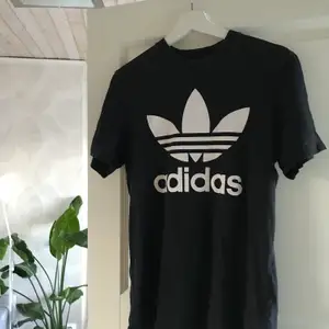 Säljer en svart Adidas t-shirt i storlek S som inte kommer till användning 🌷🌷nypris 300. Frakt tillkommer