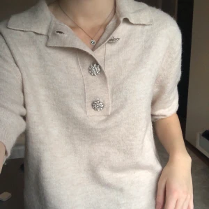 Oanvänd tröja med prislapp kvar! - Säljer nu denna ”stickade” oanvända t-shirt med ”diamant” knappar som man kan öppna + stänga. Prislappen är kvar och är köpt från HM för ca 1 månad sen. Har inte kommit till användning efter det så säljer nu därför! Nypris: 200kr, mitt pris: 50kr + eventuell frakt (kan mötas upp i Stockholm annars)! Pris kan diskuteras, så det är bara att buda (privat)! 💞💞Bud: 70