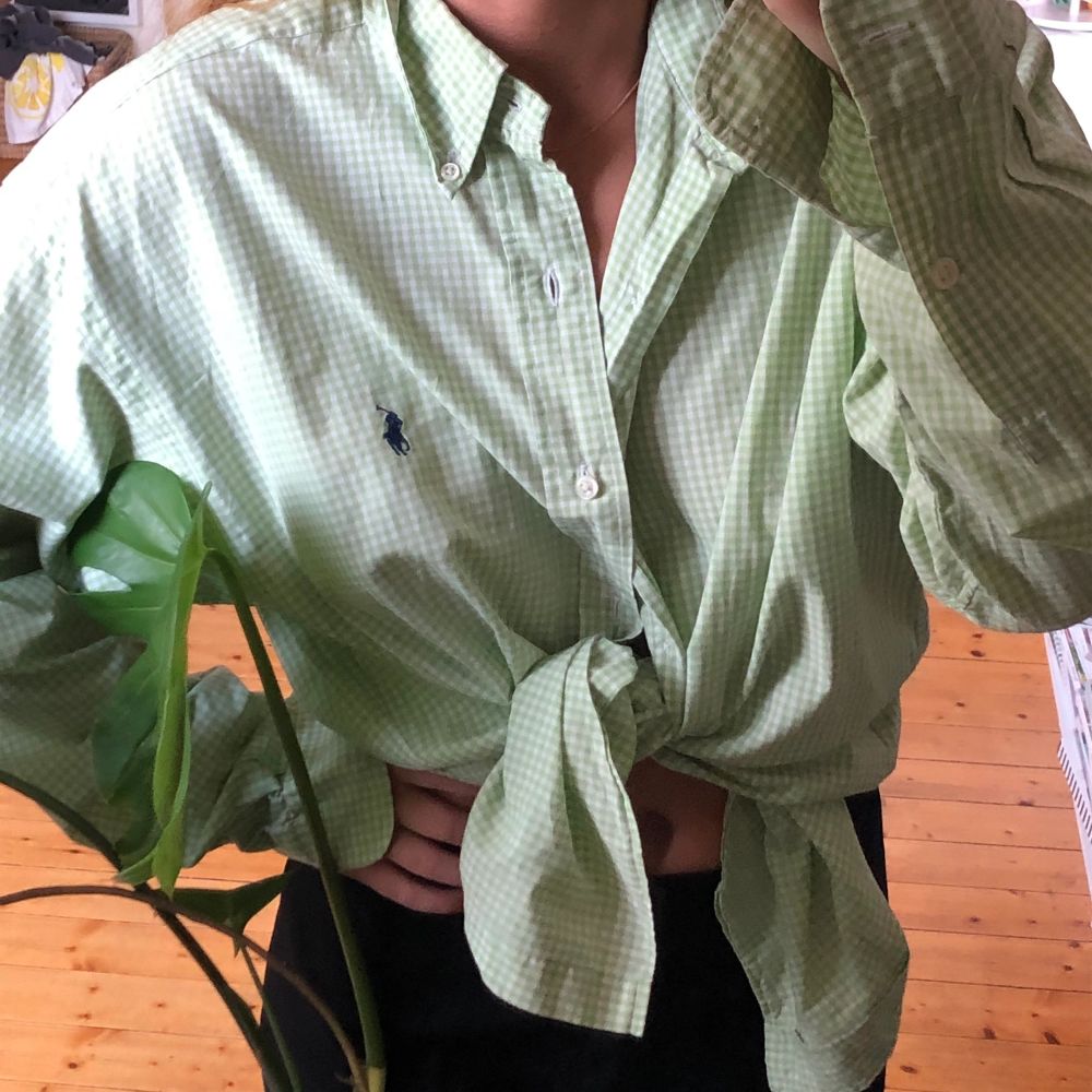 Jättefin pastellgrön/vit rutig skjorta från Ralph Lauren. Storlek M. Skjortor.