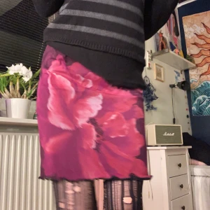 Kjol - Supersöt kjol med blommigt mönster. Storlek xs. Köpte den på second hand för några månader sen, men säljer för att jag tyvärr inte har använt den. 120kr, frakt tillkommer🎀🧸💋