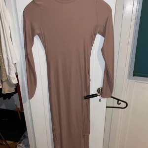 Klänning  - Klänning från bikbok , xs passar en s också , sitter super skönt på kroppen. Frakt är inräknat 