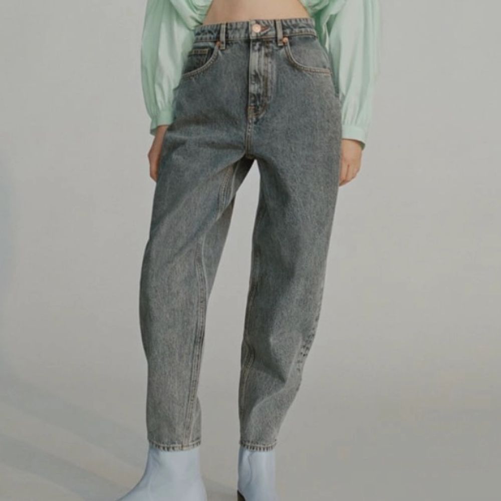 Snygga vida jeans från Zara, står strl 40 men de är små i storleken så skulle passa 38 oxå❤️❤️. Jeans & Byxor.