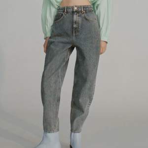Snygga vida jeans från Zara, står strl 40 men de är små i storleken så skulle passa 38 oxå❤️❤️