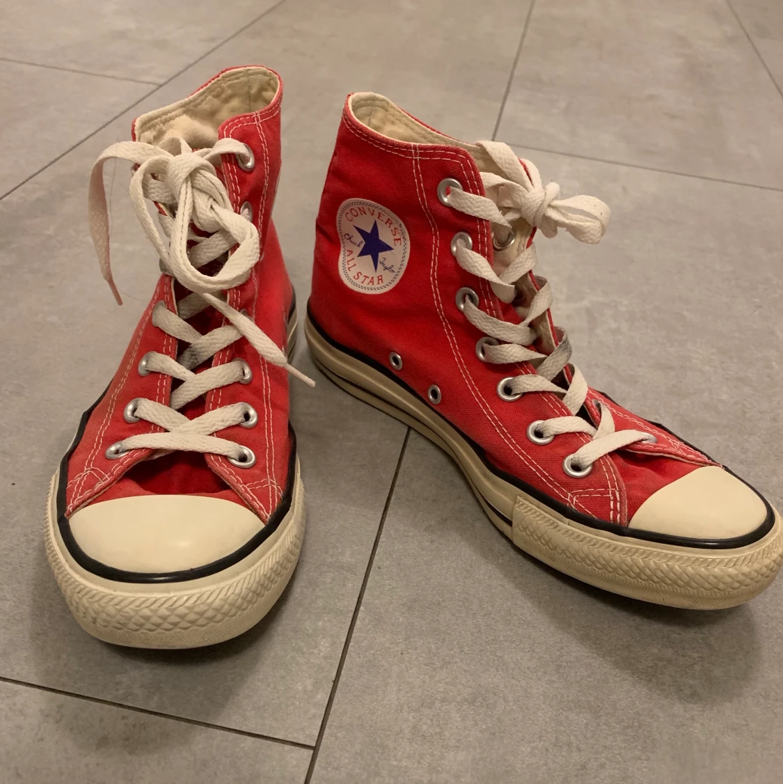 Converse röda strl 38