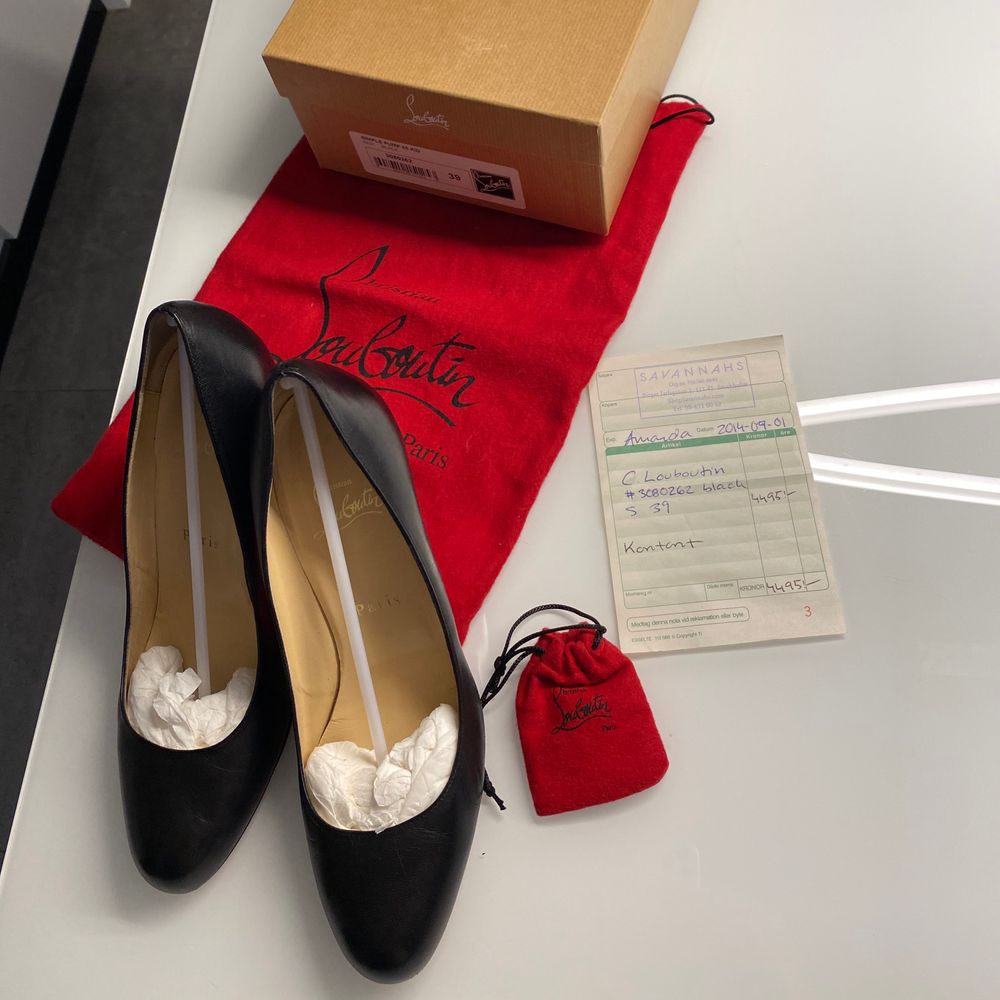 Äkta Christian Louboutin skor, Simple Pump 85 Kid, köpta i Stockholm (Savannahs). Original förpackning och dustbag. Använt dem endast 5-6 gånger.. Skor.