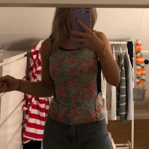 Träningslinne - Färgglatt linne i storlek 158/164 men passar både XS och S. Är i skönt material med brottarrygg och går att vika upp om man vill ha en kortare modell. 