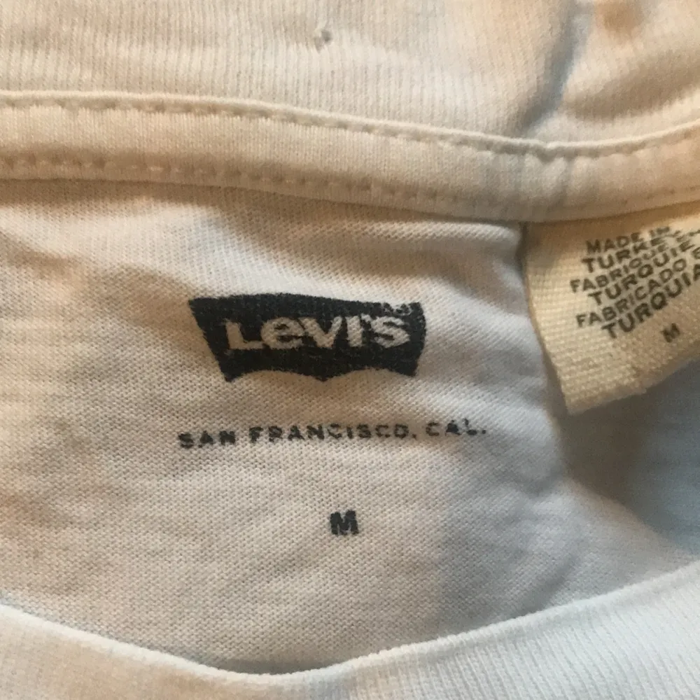 Klassisk Levis t-shirt i stl.M. Använt men fint skick!Kan skickas köparen står för frakt. T-shirts.