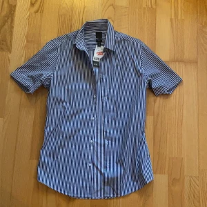 Skjorta från H&M - Randig skjorta från h&m, helt oanvänd.