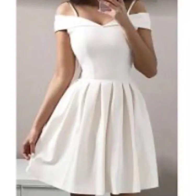 En fin vit klänning som tyvärr var för stor för mig. Jag skulle säga att det är storlek M. Den är helt oanvänd, har ändast prövat den på en gång. Kostnaden är 250kr plus frakt. Skriv om du är intresserad. Bilden är inte min egen . Klänningar.