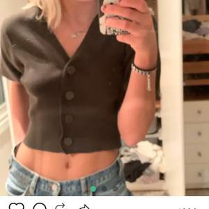Zara tröja med knappar, väldigt trendig. (Inte mina bilder) tröjan är i strl M men passar på bra på en S kan även passa en xs beroende på hur man vill att den ska sitta. Fraktar gärna men köparen står för fraktkostnad💕