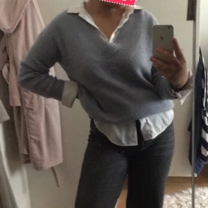 Stickadtröja  - Säljer en jätte fin stickad tröja från NA-KD. Aldrig kommit till användning då ja har massor av andra stickade tröjor. Lite stickigt men kan passa den till en snygg skjorta under och då är det inga problem! storlek M men passar även L och S då den är väldigt töjbar💗 önskade bilder skickas, köparen står för frakt💗 pris kan diskuteras💗