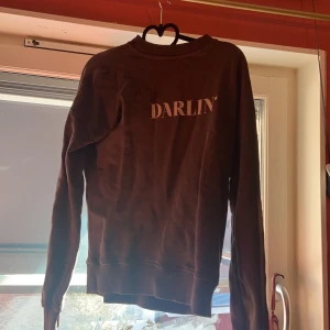 Darlin’ tröja - Säljer en tröja där det står darlin’! Skriv om ni har frågor eller för fler bilder!🌸