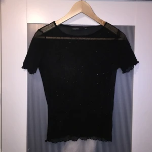  - Topp med spindelnätsliknande motiv, transparent & glittrig :) 