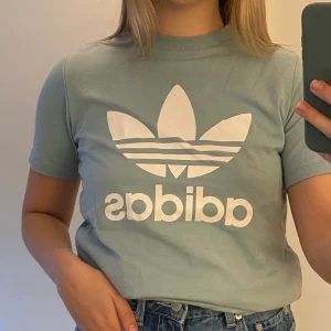Blå adidas t-shirt - Säljer min ljusblåa adidas tshirt för den kommer ej till användning! Storlek S och köparen står för tillkommande frakt🍒🍒
