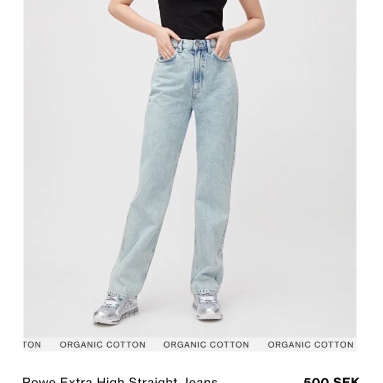 Säljer mina ljusblåa weekday byxor i modellen Row. Använda ett få tals gånger så är i väldigt gott skick! Säljer pågrund av att jag längre inte använder blåa jeans. Storleken är 29/32 så passa mig bra i längden och är 169. Skickar önskade bilder och köparen står för frakt💗💗. Jeans & Byxor.