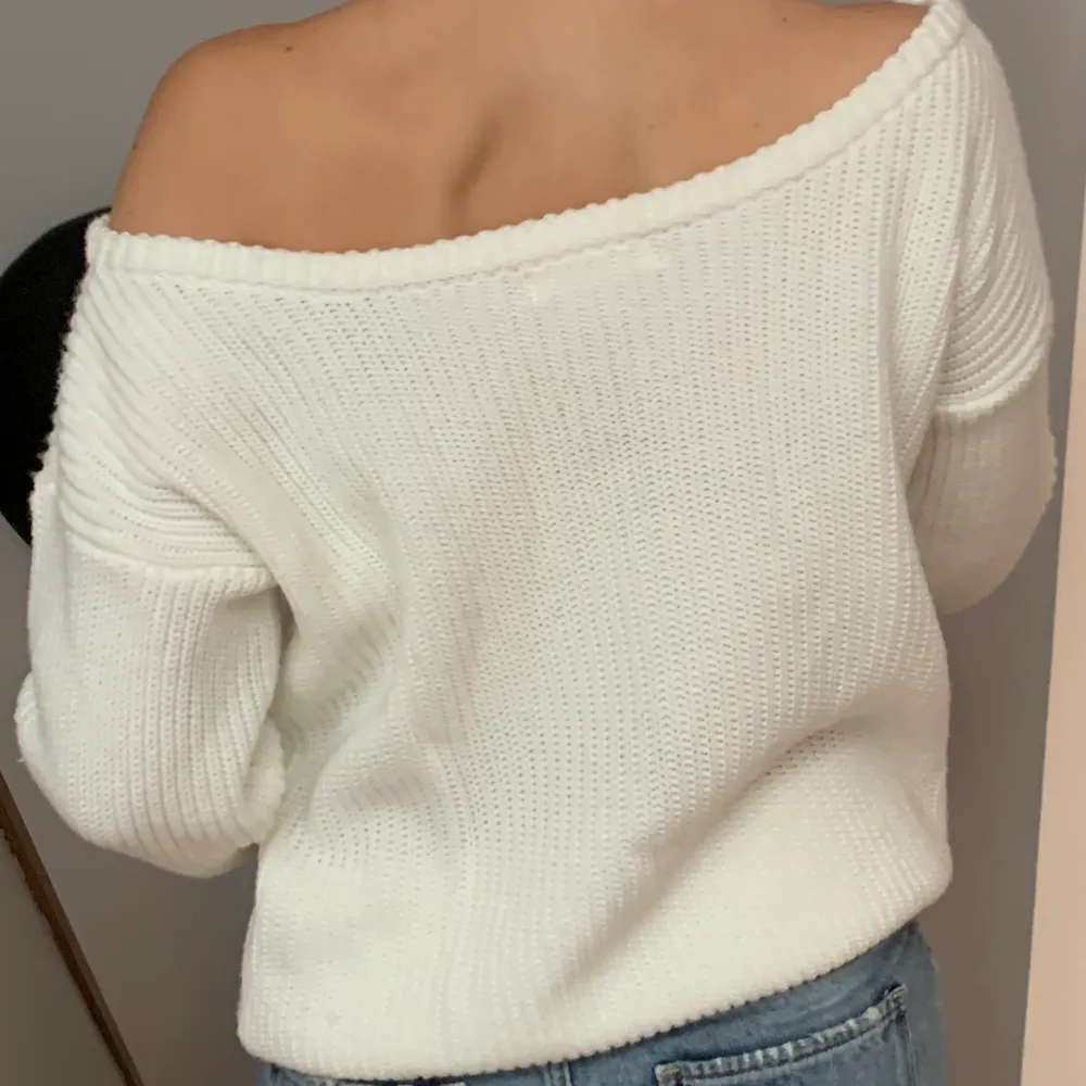 Jättefin vit stickad tröja, kan användas som både off shoulder och One shoulder!! . Stickat.