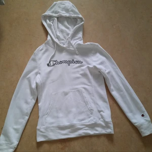 Champion hoddie strl M - Använd ett fåtal gånger men bra skick. Har en liten fläck som ni kan se på 3 bilden men det är inget som syns på. Vid köp av flera saker så kan jag frakta i samma paket.
