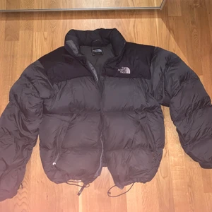 The north face retro jacket storlek medium - Jag säljer denna jacka från the north face. Det är herrmodell och den är i medium. Den sitter väldigt snyggt, ser oversized ut och har resår i nederkant på jackan. Den är mörkgrå och svart, ser väldigt retro ut. Perfekt för vintern! Säljer då den är för stor för mig och jag är xs/s.  Vid fler intresserade blir det budgivning! högsta bud just nu: 1350 kr (avslutas torsdag 19.00)