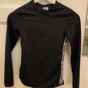 Träningströja - En träningströja från Aimin som är i ett mycket fint skick. Köpt för 399kr och är använd ett antal gånger. 