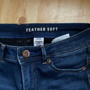 Byxor - Ett par jeggings e, de är jeans men i väldigt mjukt material stolek 26/34 tror ja men de är en S typ ✨ frakt står ni för✨