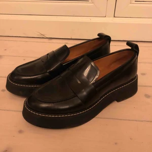  - Helt oanvända (prislapp kvar på undersulan) finns inte att få tag på längre. Skulle säga att de är en större 39/39,5 Nypris 1180kr 