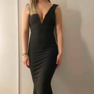  - Balklänning från Nelly stolek 36 passar 38 , använd 1 gång på min bal , väldigt fin och stretchig !  ❣️ Köparen står för frakt 