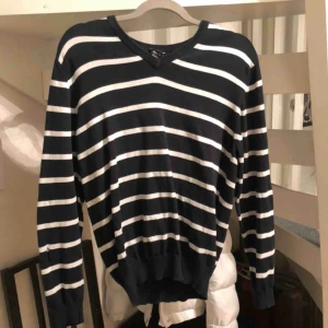  - Säljer denna randiga tröja i storlek S/M, hör av dig om du är intresserad💕💕