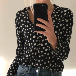  - Populär stjärnblus från Zara! Jättefin men har aldrig kommit till användning därav är den som ny, möts upp i Stockholm!