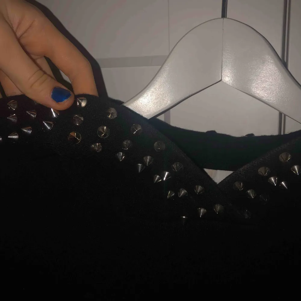 Intressekoll på min skit snygga hoodie med nitar på från Zara! Tror att den är helt slut i butik. Ord. Pris ca 500kr Använd 2 gånger helt som ny. Bud från 300kr!!!🖤🖤. Tröjor & Koftor.