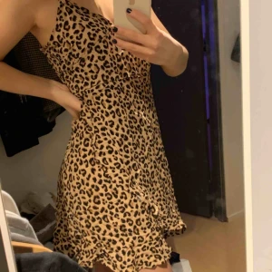  - Fin klänning med leopard mönster, har storlek 40 motsvarar M kan jag gissa, men sitter som en stor S. Har knutit banden uppe i axlarna så dem är lite kortare.