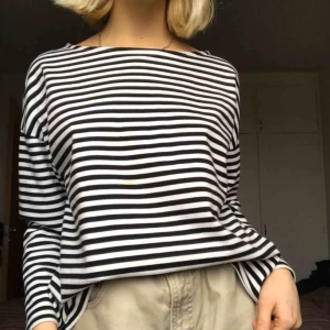  - Säljer min randiga tröja från monki. Jag är en S-storlek vanligtvis men ville ha denna lite större.