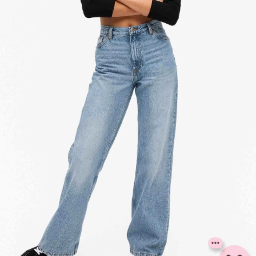 Säljer mina trendiga jeans från monki på grund av att jag har liknande. Modellen är Yoko. . Jeans & Byxor.