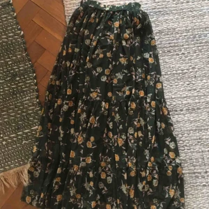  - Bohemisk och luftig långkjol, superfin till sandaler boots och sneakers. Jag är 168 cm lång och  den går precis ner till mina fötter.  Aldrig använd.   Fraktkostnad tillkommer om den postas.