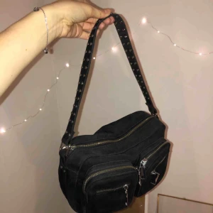  - Svart väska från Noella, rätt använd men fortfarande fin! Man får med ett längre band också (bild 3). Köparen står för frakten :)