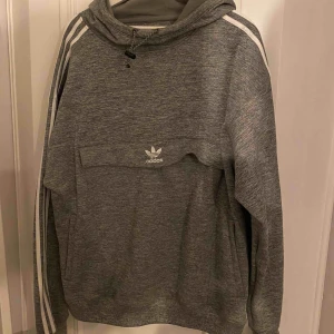  - Adidas hoodie Trelinje vit går över axlar och den har en stor fickor fram och sidor fickorna som vanlig! Tror använt nån gång, väldigt bra skick! Storlek XL
