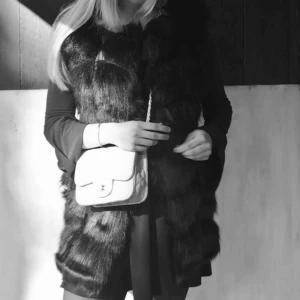  - Fejk pälsväst från Lovely Of Sweden i storlek small. Knappt använd! 499kr plus 90kr frakt. Nypriset är 1099kr. 