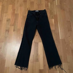  - Säljer ett var korta bootcut jeans i en utvältrad svart från Gina. Knappt använda