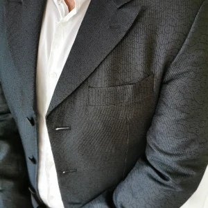 Cavaliere herr-kavaj  - En lite längre formsydd modell med unika detaljer stl: 150 använd på brudgum